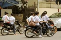 Học sinh vẫn đi xe máy đến lớp